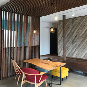 ブルーブラックのカッコいい車屋